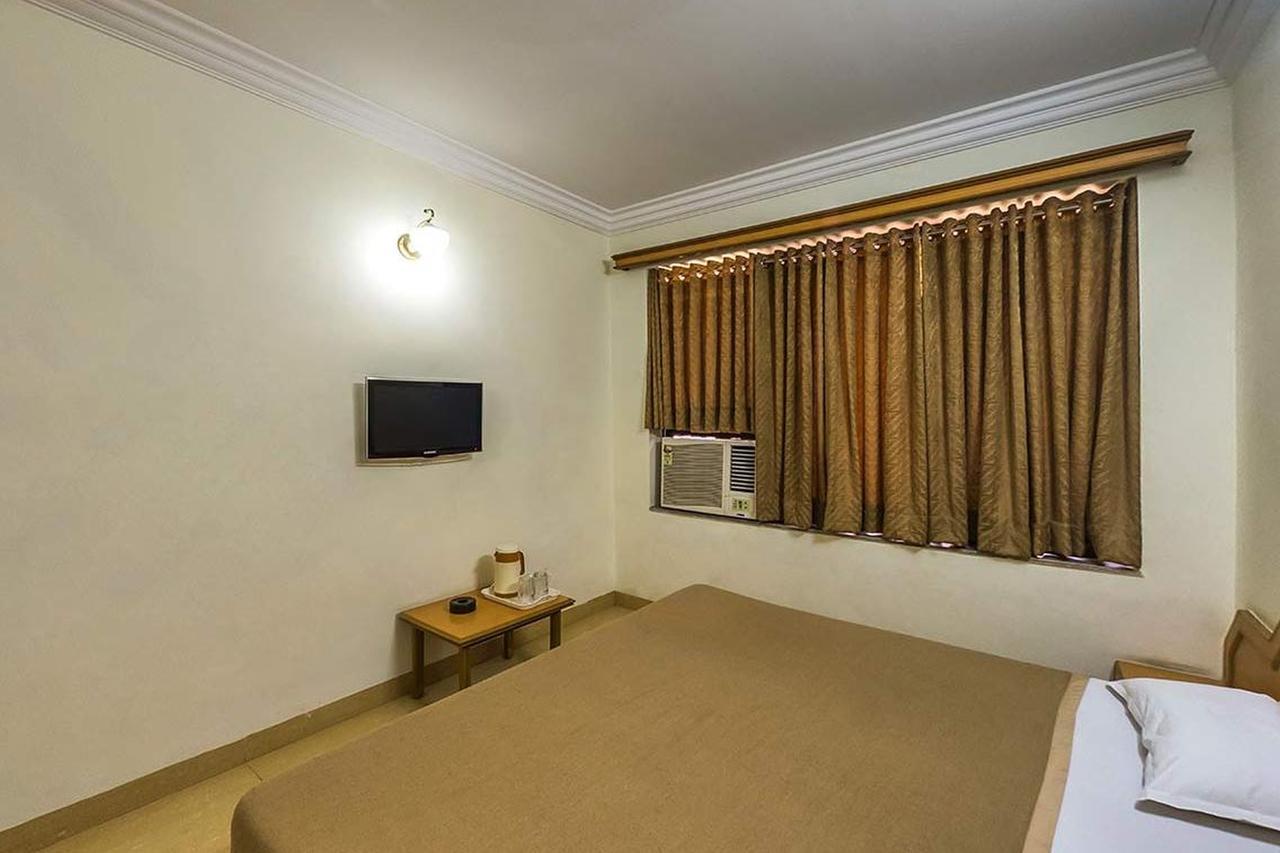 Hotel Galaxy Сурат Экстерьер фото